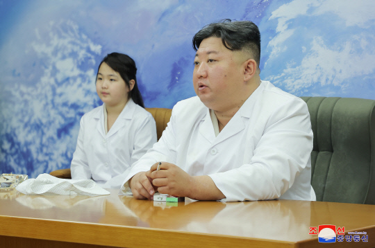 지난 5월17일 북한 조선중앙통신은 그 전날(16일) 북한 김정은 국무위원장이 정찰위성 발사준비위원회 사업을 현지 지도했다고 보도했다. 통신은 "김정은 동지께서 16일 비상설위성발사준비위원회 사업을 현지에서 지도하셨다"며 "위원회의 차후 행동계획을 승인하셨다"고 밝혔다. 당일 현지 지도에는 김정은의 딸 김주애가 지난달 우주개발국에 이어 동행했다.<조선중앙통신·연합뉴스>